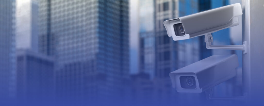 camera de segurança com condominios atras