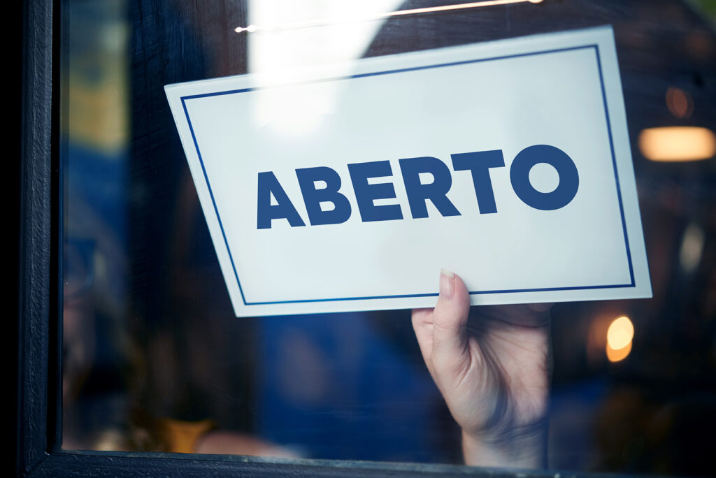 Imagem mostra uma placa de um empreendimento sendo aberto