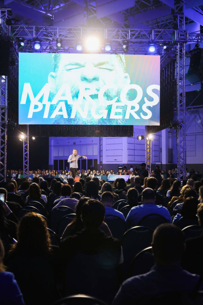 Imagem do último evento da Porter com um salão lotado de pessoas assistindo à palestra do Marcos Piangers.