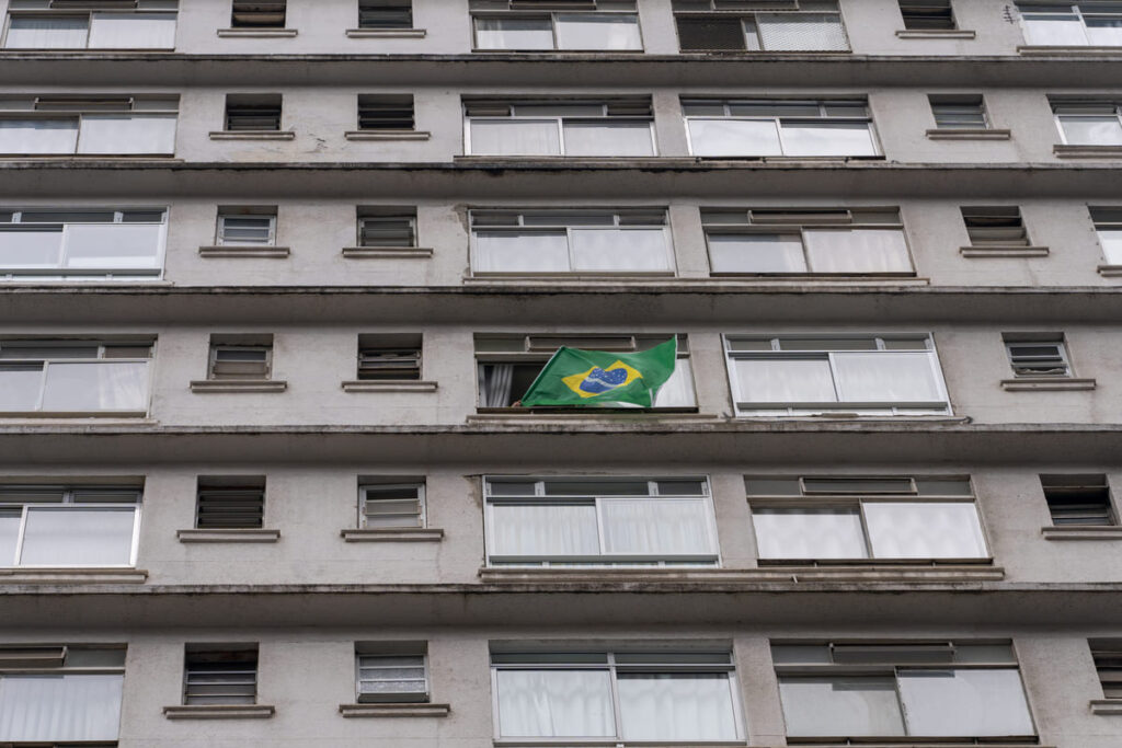 Fachada ou Torcida? O Debate das Bandeiras nos Condomínios
