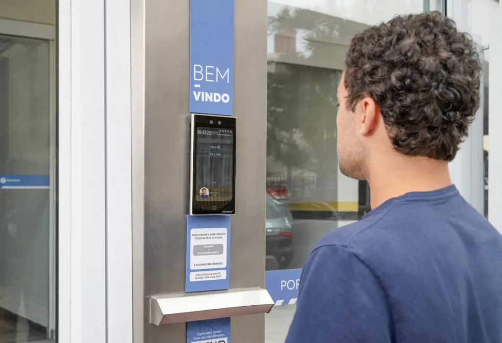 Controle de acesso de prestadores e visitantes no condomínio