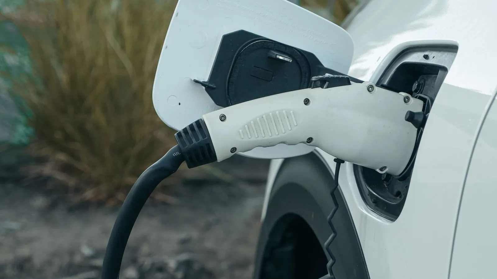 Conector plugado em carro elétrico, instalação que exige profissional habilitado e laudo elétrico no condomínio