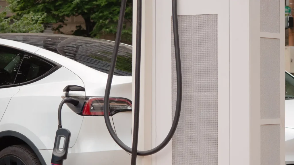 Carro elétrico conectado ao carregador, cena que leva carros elétricos em condomínio a pedir regras de recarga
