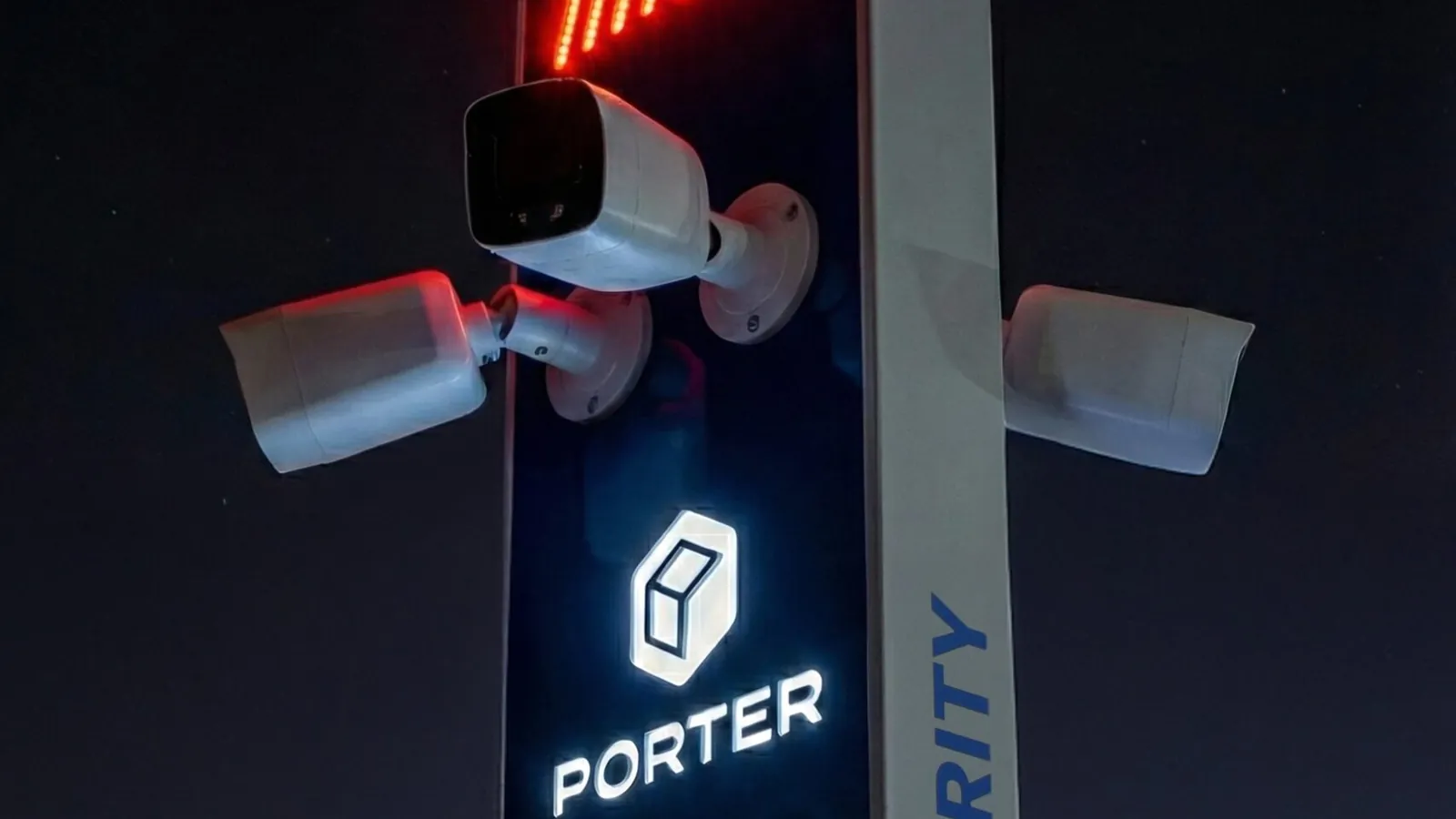 Totem Porter Security com câmeras e sinalizador, segurança perimetral em condomínio com inteligência artificial